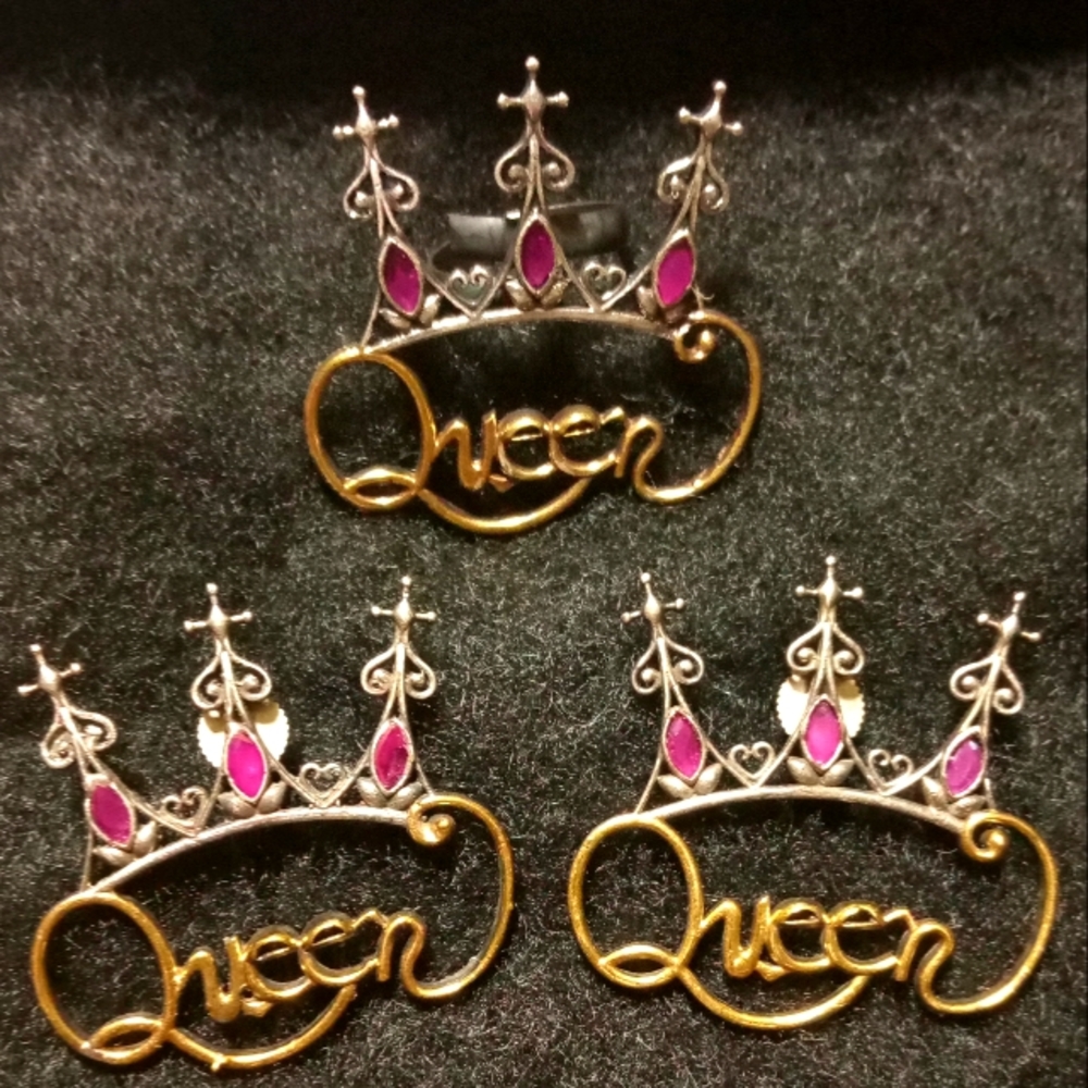 Queen dual tone  stud with Queen dual tone adjustable ring.